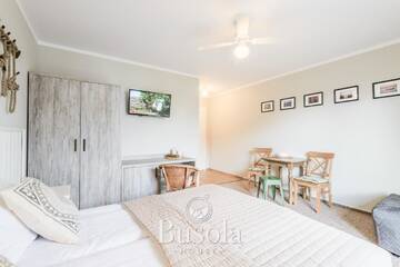 Фото номера Трехместный номер с балконом Проживание в семье Busola House г. Стегна 2
