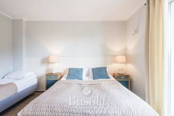 Фото номера Трехместный номер с балконом Проживание в семье Busola House г. Стегна 2